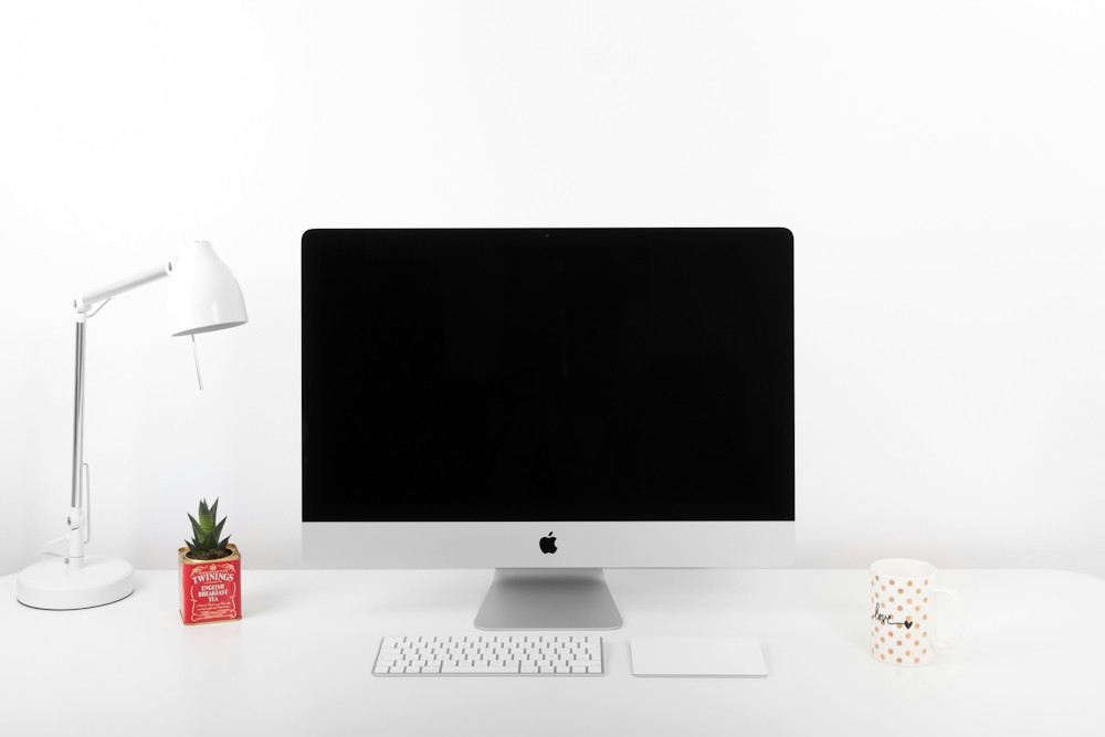 a blank MAC screen on a desk